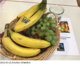 Снимка на пресни плодове в училище